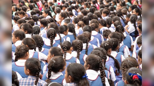 UP School Protest: नई बिल्डिंग की मांग को लेकर स्कूल छोड़ धरने पर बैठे बच्चे, क्लास में जाने से किया मना