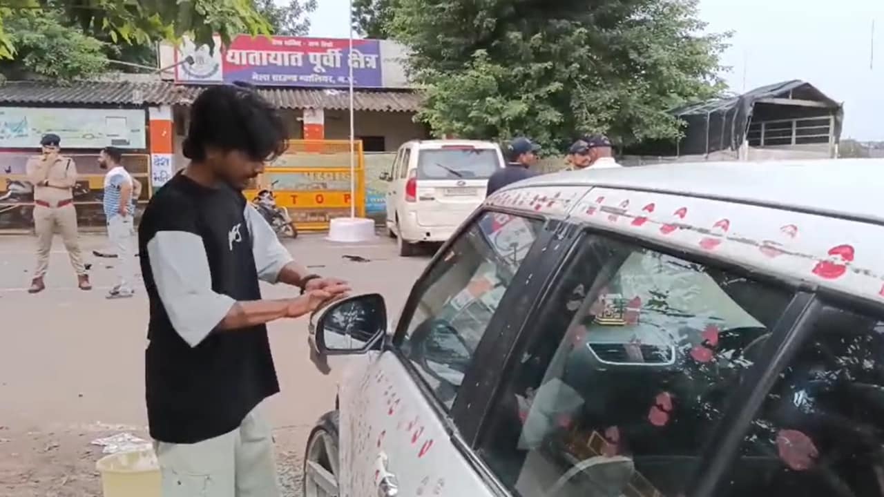 कार से किस के निशान मिटाता प्रेमी.