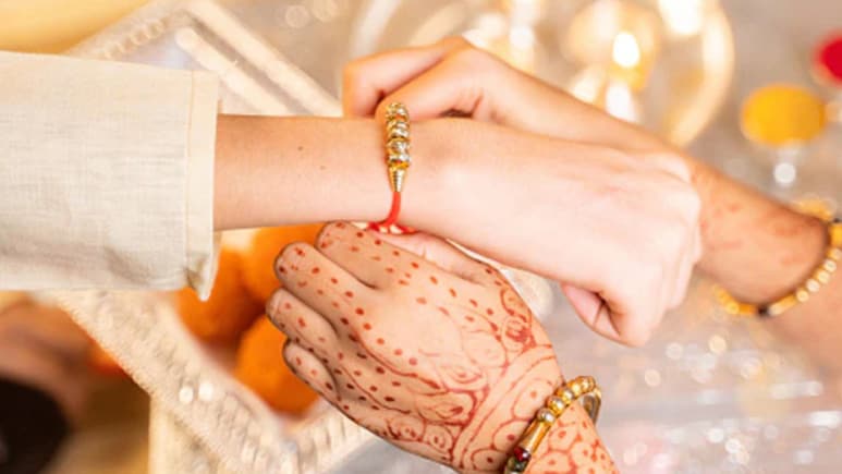 Raksha Bandhan 2026: रक्षाबंधन पर राखी बांधते समय क्या करें, क्या न करें और किन गलतियों से बचें
