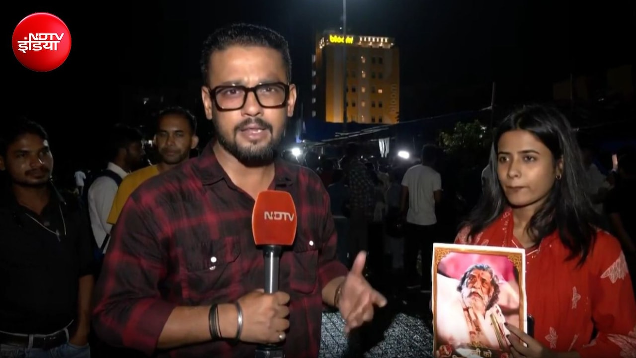 JPSC Protest: 'भीख नहीं मांग रहे, अपना हक मांग रहे हैं'... शिबू सोरेन की तस्वीर लेकर पहुंची छात्रा ने दिया जवाब