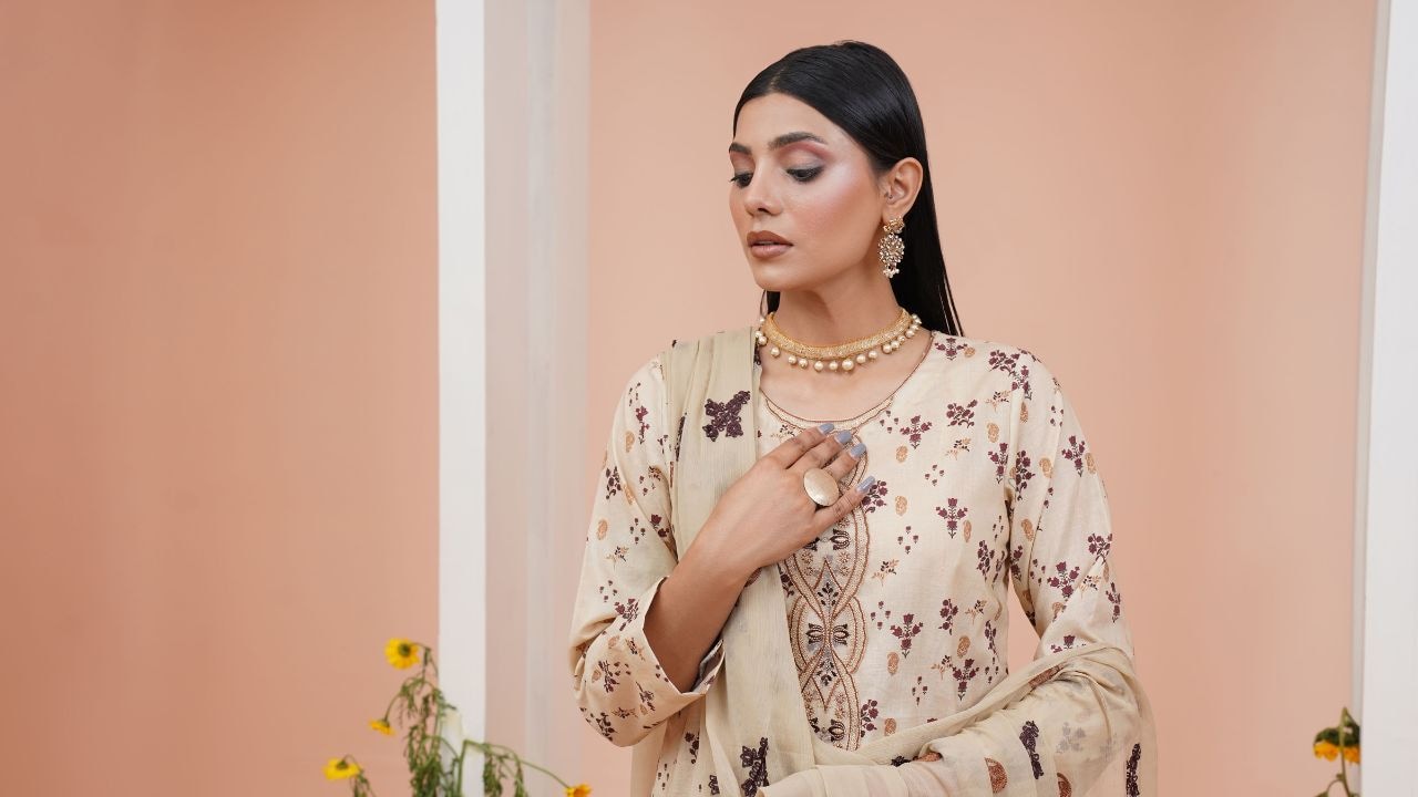 महंगे तोहफों की हुई छुट्टी, मात्र ₹799 की शुरुआती कीमत में घर लाएं ये खूबसूरत अनारकली और कॉटन Suit