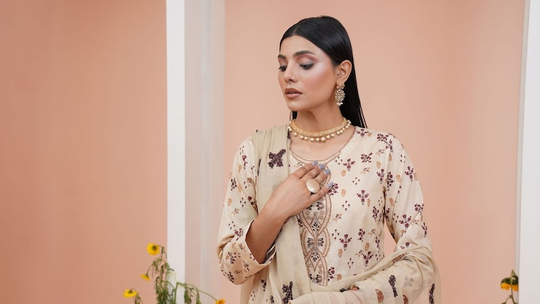 महंगे तोहफों की हुई छुट्टी, मात्र ₹799 की शुरुआती कीमत में घर लाएं ये खूबसूरत अनारकली और कॉटन Suit