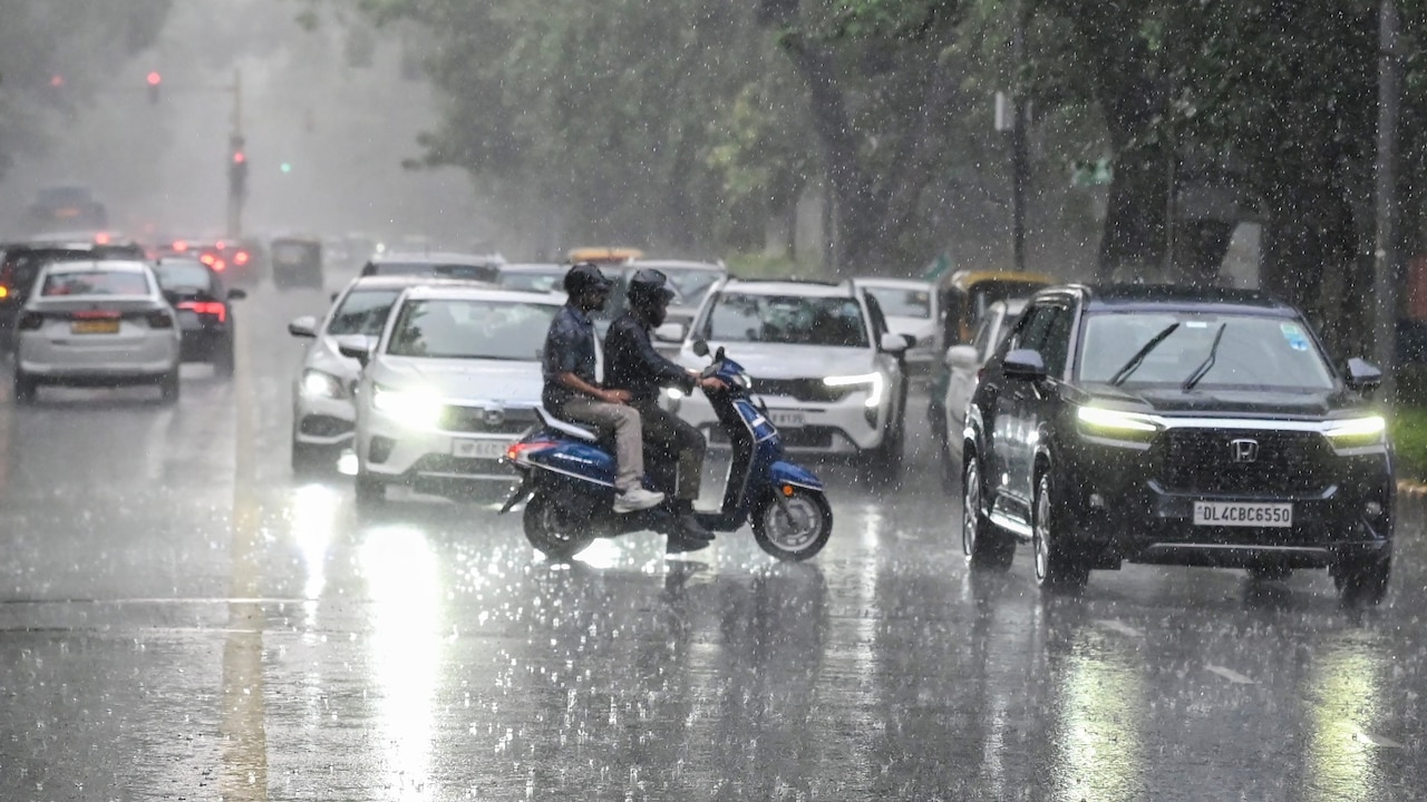 दिल्ली में हो रही झमाझम बारिश, IMD का रेड अलर्ट, नोएडा, गाजियाबाद से गुरुग्राम तक तेज बरसात से बदला मौसम