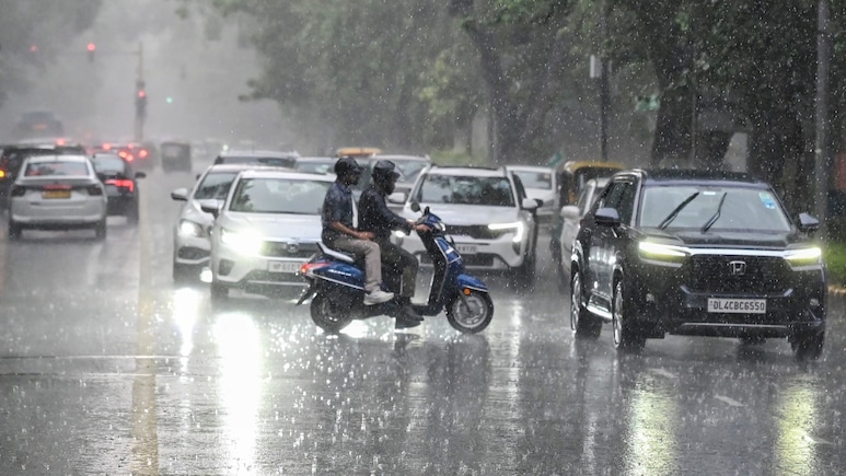 दिल्ली में हो रही झमाझम बारिश, IMD का रेड अलर्ट, नोएडा, गाजियाबाद से गुरुग्राम तक तेज बरसात से बदला मौसम