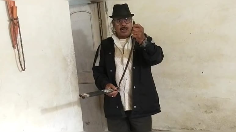 पैंट पहनते ही निकला सांप, युवक के उड़े होश; सर्प विशेषज्ञ ने इस तरह किया सुरक्षित रेस्क्यू