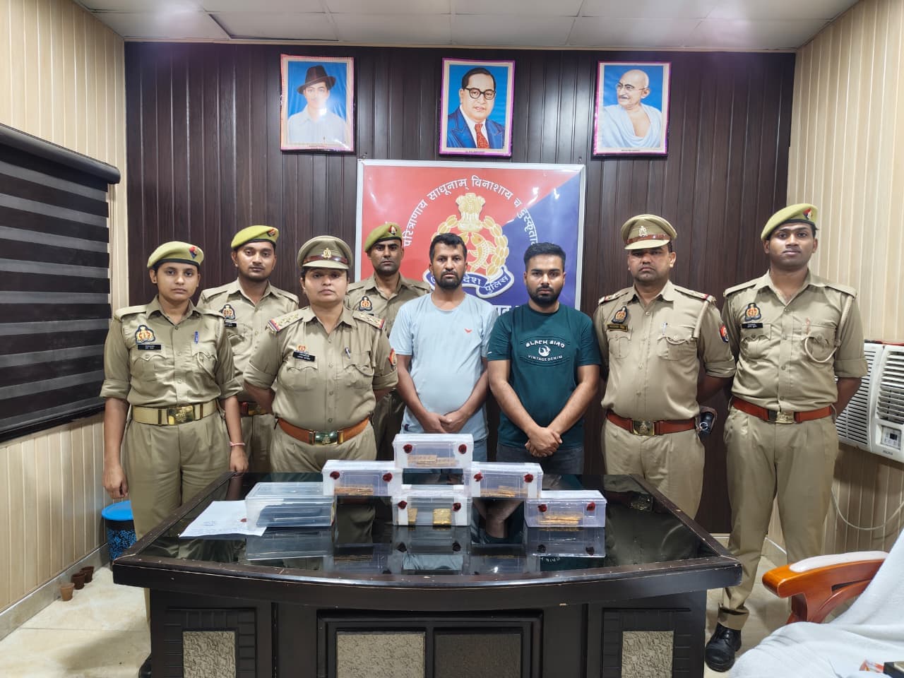 कन्नौज पुलिस की गिरफ्त में दोनों तस्कर और टेबल पर जब्त सोना.