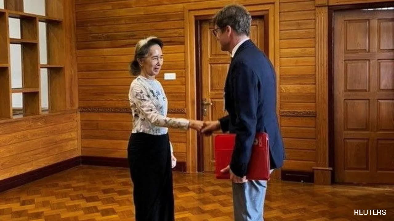 Aung San Suu Kyi Meets Red Cross Official In Rare Contact Since 2021 Coup