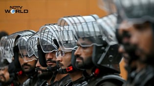 पाकिस्तान के कराची में बिजली कटौती पर नहीं थम रहा बवाल, प्रदर्शन हिंसक, भीड़ ने पुलिसवालों को ही पीटा