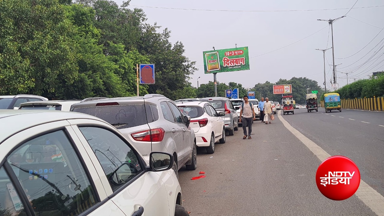 दिल्ली हाईकोर्ट का आदेश ताक पर, लाल किले के सामने सड़क पर अवैध पार्किंग, संवेदनशील इलाके की सुरक्षा में कोताही