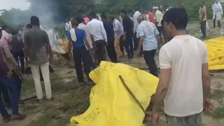 श्मशान घाट पर भी संघर्ष, &nbsp;टिनशेड नहीं; बारिश में दो घंटे त्रिपाल के नीचे रहा शव