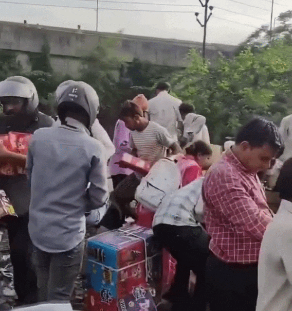 कानपुर में एक्सपायर्ड टॉफी- चॉकलेट की लूट, कचरे से डिब्बे और पैकेट उठा ले गए लोग, Video