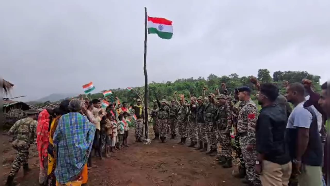 Independence Day 2026: माओवाद के गढ़ में पहली बार फहराया तिरंगा, मटाल की पहाड़ी पर गूंजा भारत माता का जयघोष