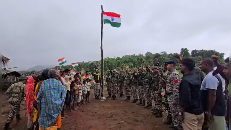 Independence Day 2026: माओवाद के गढ़ में पहली बार फहराया तिरंगा, मटाल की पहाड़ी पर गूंजा भारत माता का जयघोष