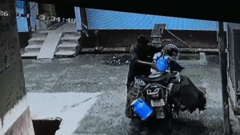 घरों में दूध देने से पहले उसमें थूकता था दूधवाला, CCTV से खुली पोल, वीडियो