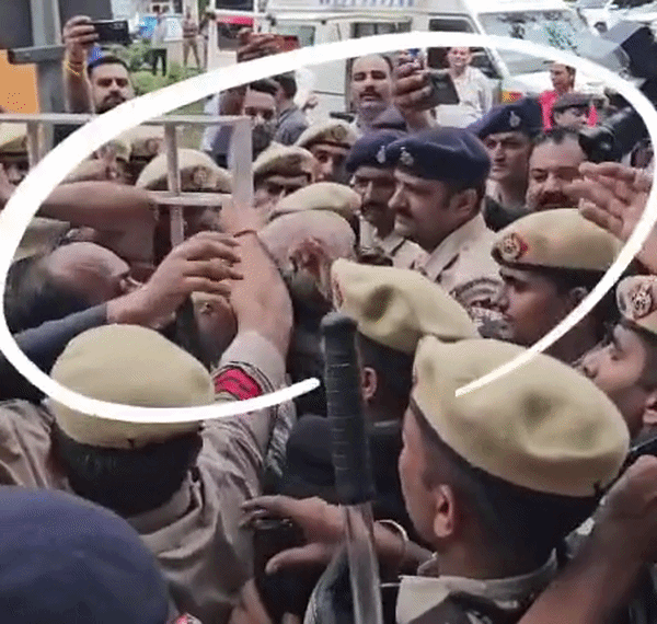 हरियाणा विधानसभा के बाहर कोहनी वार, पहले भूपेंद्र हुड्डा फिर पुलिसकर्मी ने मारी कोहनी, VIDEO
