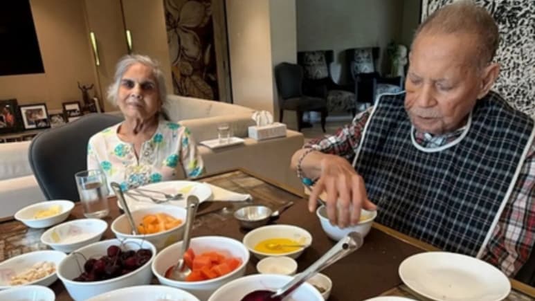 मां-बाप के साथ' बेस्ट ब्लिस्ड ब्रेकफास्ट' एंजॉय करते दिखे सोहेल खान, फैमिली फोटो में दिखी खूबसूरत बॉन्डिंग