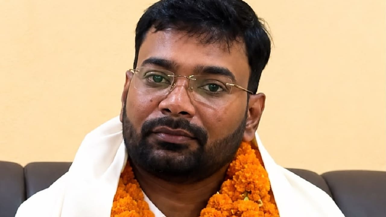 Success Story: शिक्षक के बेटे ने रचा इतिहास, समाजशास्त्र में बने बिहार टॉपर; अशोक चौधरी की पूरी कहानी