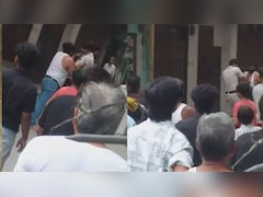 दिल्ली में कॉन्‍स्‍टेबल पर बदमाश ने क‍िया हमला, पब्लिक बनी रही तमाशबीन, वीड‍ियो वायरल