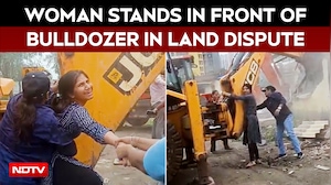 Woman Stands In Front Of Bulldozer In Dombivli Land Dispute | Dramatic Clash Caught On Camera