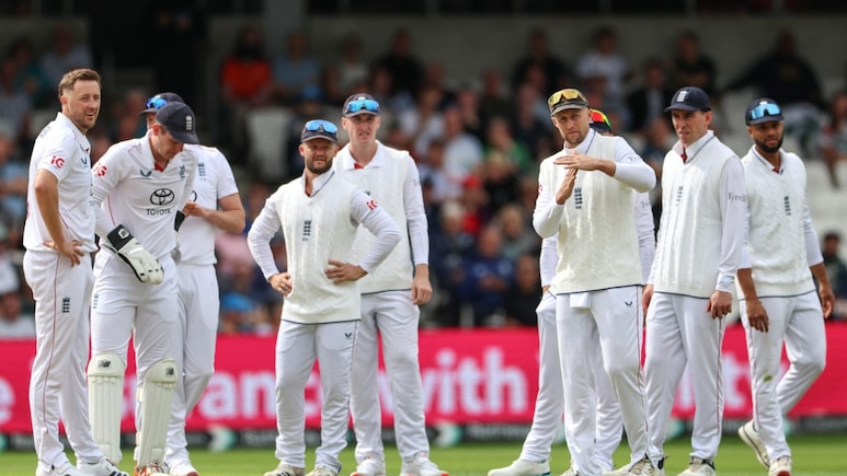 PAK vs ENG: लहराती गेंदों पर पाकिस्तान का सरेंडर, 48 ओवर में खेल खत्म, दो गेंदबाजों ने पूरी पारी समेट रचा इतिहास