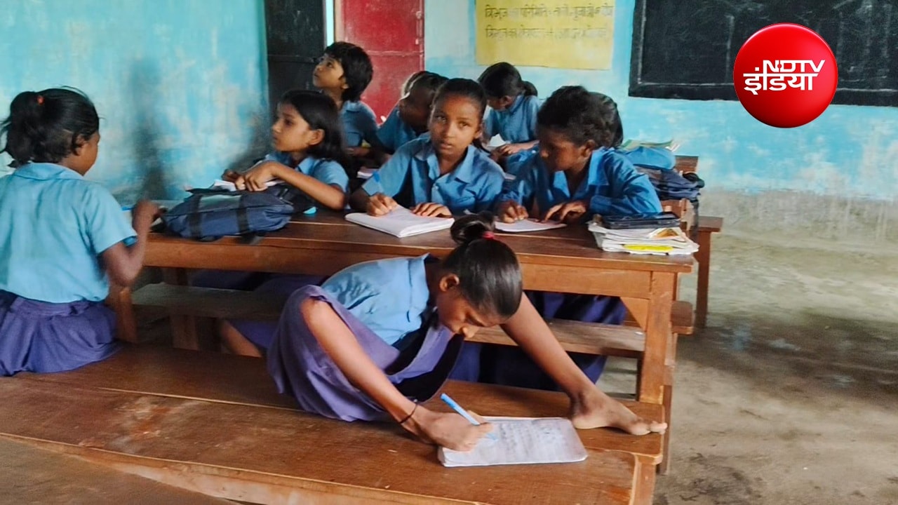 बिना हाथों के भी नहीं हारी हिम्मत; पैरों से 'तकदीर' लिख रही कटिहार की लक्ष्मी, शिक्षक बनने का है सपना