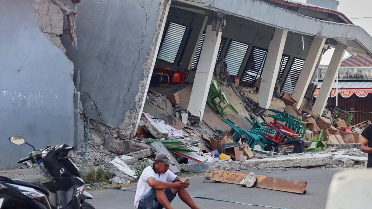 Indonesia's 7.7 Quake Kills 47 In Flores; Thousands Flee As Rescue Efforts Intensify