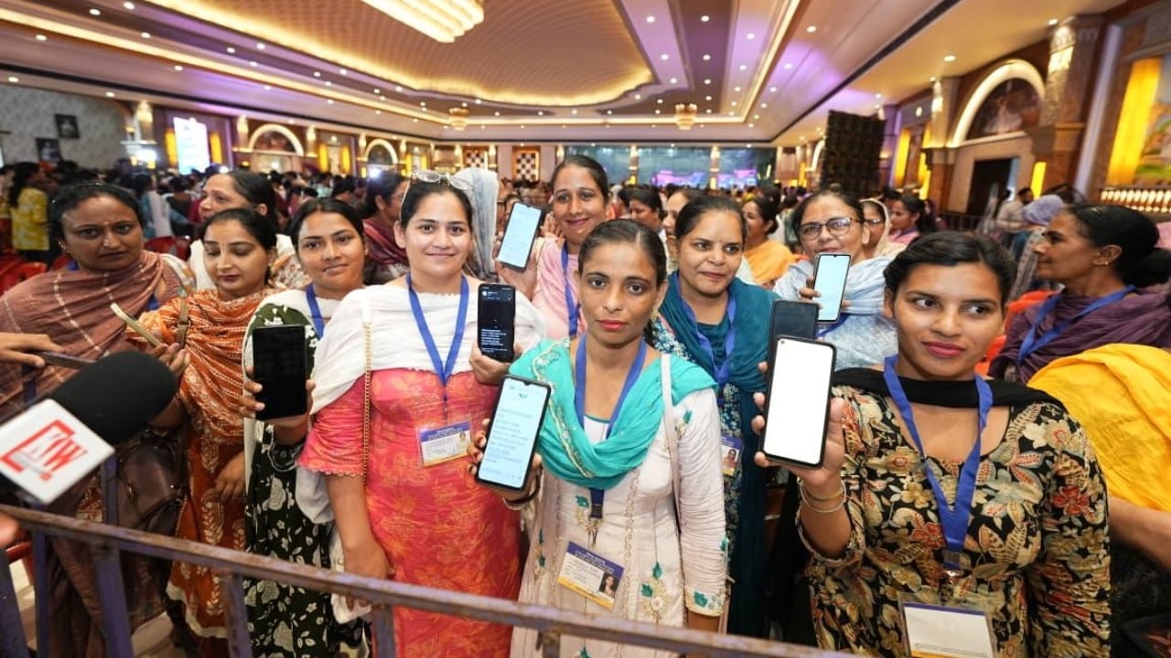 विशेषज्ञों का कहना है कि सरकार केवल कमजोर और कम आय वर्ग के लोगों को ही मुफ्त की सरकारी योजनाओं  का लाभ देकर काफी बचत कर सकती है.