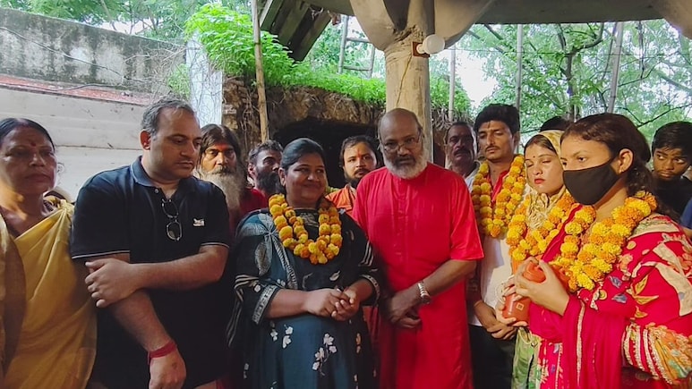 हरिद्वार से कांवड़ लाई 3 मुस्लिम महिलाओं ने डासना मंदिर में किया जलाभिषेक, महामंडलेश्वर यति नरसिंहानंद ने किया सम्मान