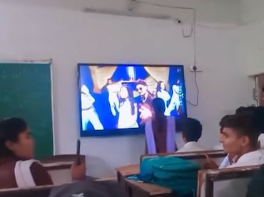 MP: स्कूल में 'धुरंधर' फिल्म दिखाने पर गिरी गाज, कलेक्टर के निर्देश के बाद DEO ने प्रिंसिपल को थमाया नोटिस