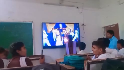 MP: स्कूल में 'धुरंधर' फिल्म दिखाने पर गिरी गाज, कलेक्टर के निर्देश के बाद DEO ने प्रिंसिपल को थमाया नोटिस