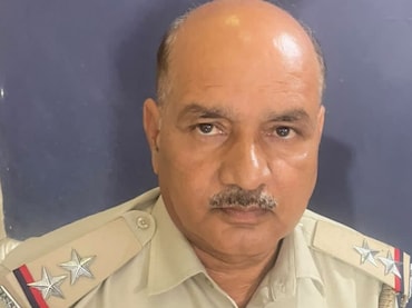 ACB ने दरोगा को र&zwj;िश्&zwj;वत लेते किया ग&zwj;िरफ्तार, 3500 रुपये के साथ रंगे हाथ पकड़ा गया