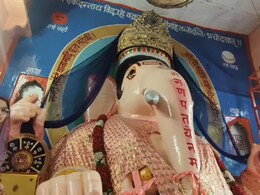 उज्जैन के बड़ा गणेश मंदिर में भगवान के लिए अमेरिका-हांगकांग से भी आई राखियां, 51 फीट की राखी की अर्पित