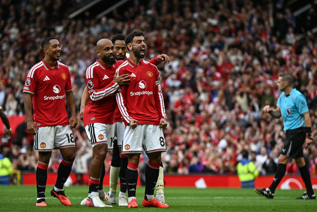 Fernandes scores a treble as Manchester United thrash Ipswich; Chelsea beat Brighton 4-3