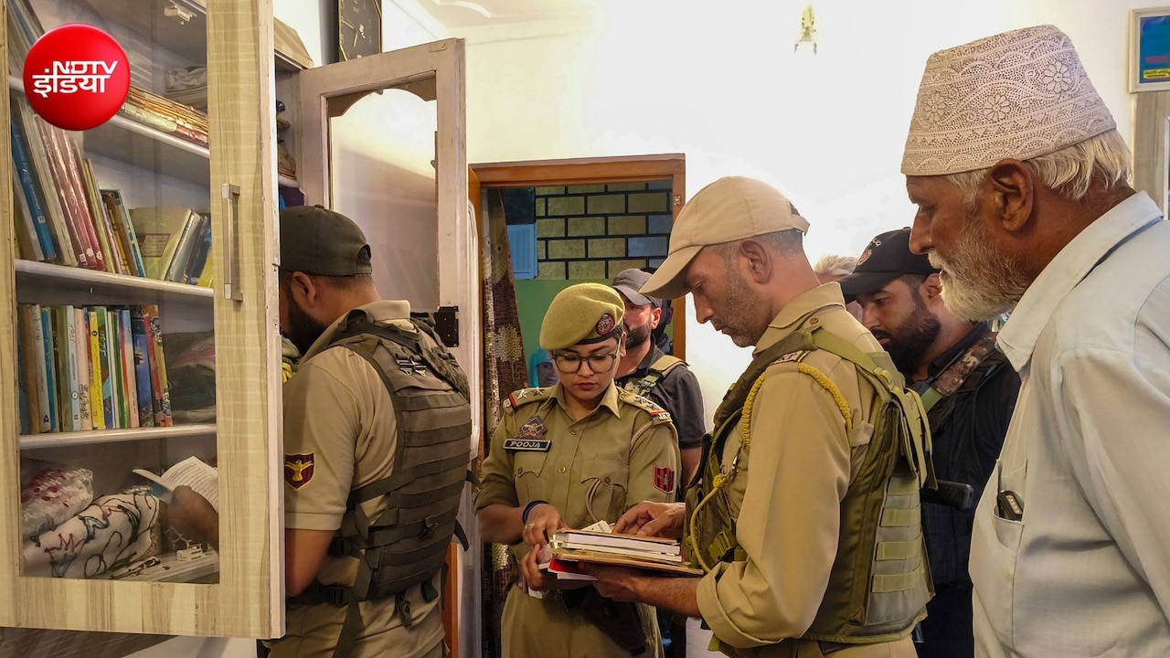 जम्मू-कश्मीर के सोपोर में 26 जगहों पर छापेमारी! हालिया आतंकी हमलों को लेकर पुलिस की कार्रवाई