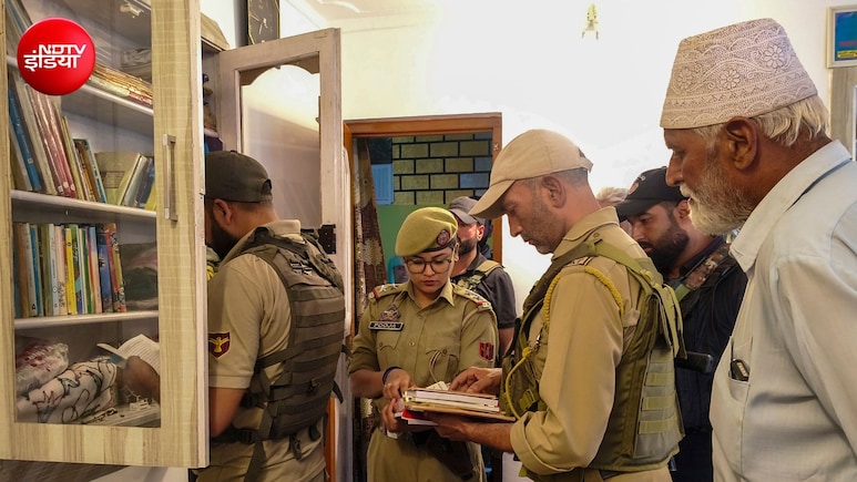 जम्मू-कश्मीर के सोपोर में 26 जगहों पर छापेमारी! हालिया आतंकी हमलों को लेकर पुलिस की कार्रवाई