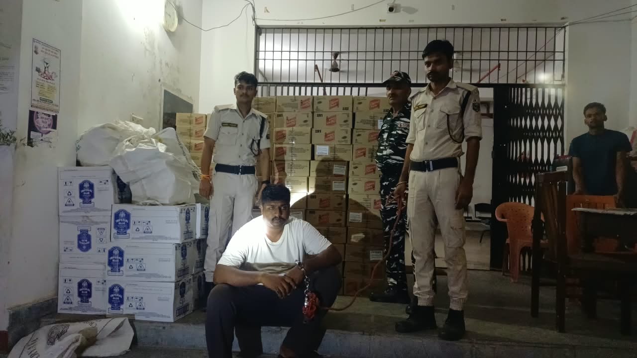 Excise Department Raid: बरामद की गई शराब Excise Department Raid: बरामद की गई शराब