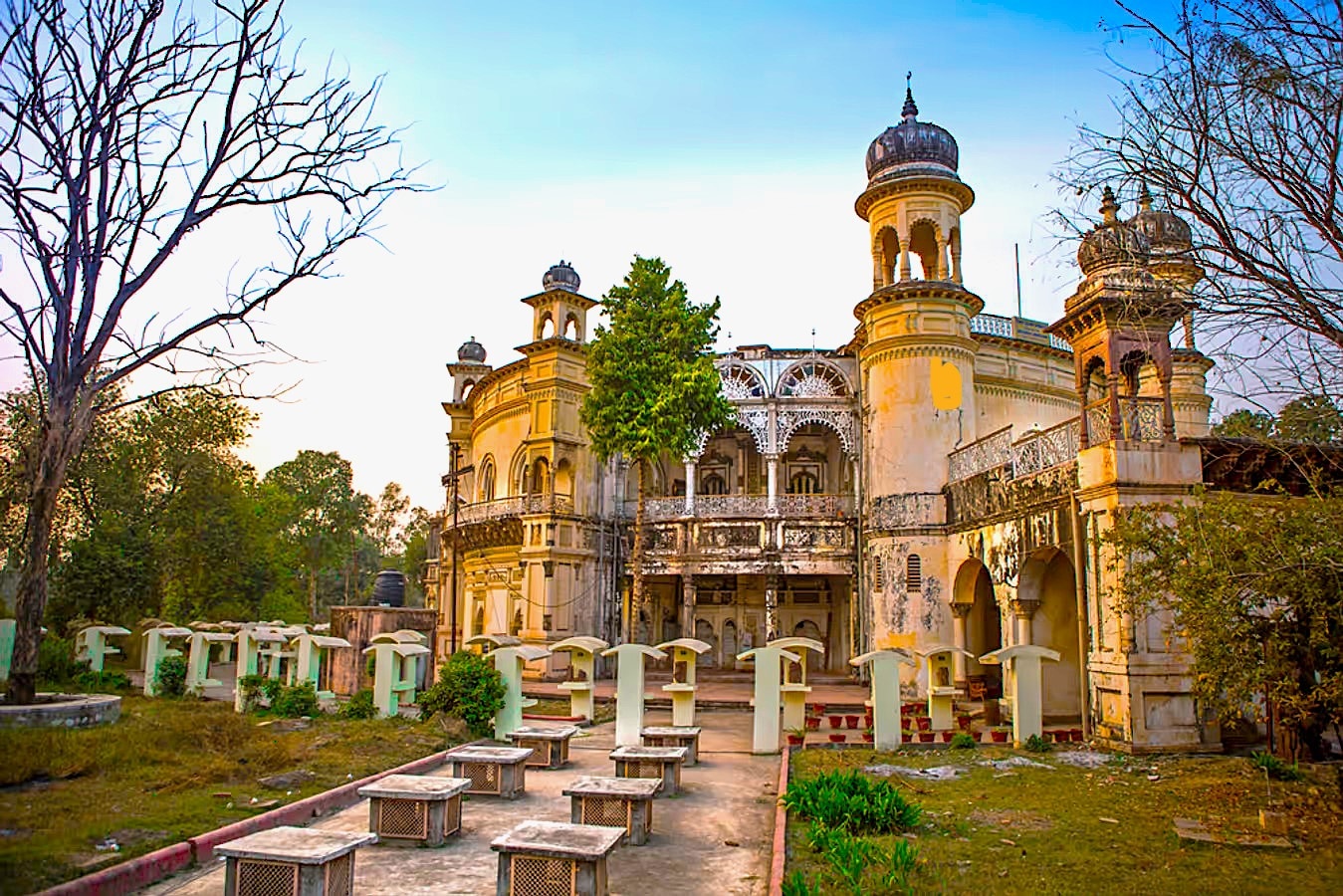 रीवा रिसायत का वेंकट भवन जिसकी नक्काशी आज भी लोगों को आकर्षित करती है रीवा रिसायत का वेंकट भवन जिसकी नक्काशी आज भी लोगों को आकर्षित करती है