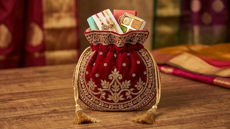 Raksha Bandhan पर बहन को दें ये खूबसूरत पोटली और बैग्स, केवल 500 रुपये में सिंपल आउटफिट को भी देंगे हैवी लुक