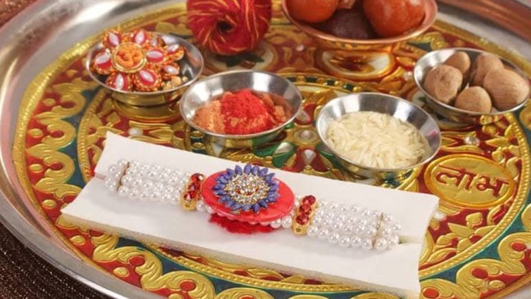 Rakhi Thali: रक्षाबंधन की पूजा थाली में क्या-क्या रखें? इन 7 चीजों के बिना अधूरी मानी जाती है राखी की थाली
