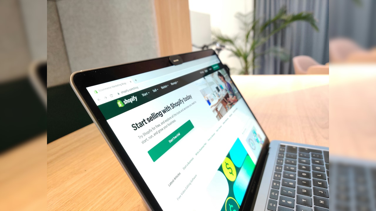 Shopify Shares Spike 25% As Q2 Revenue Beat Eases AI Competition Fears