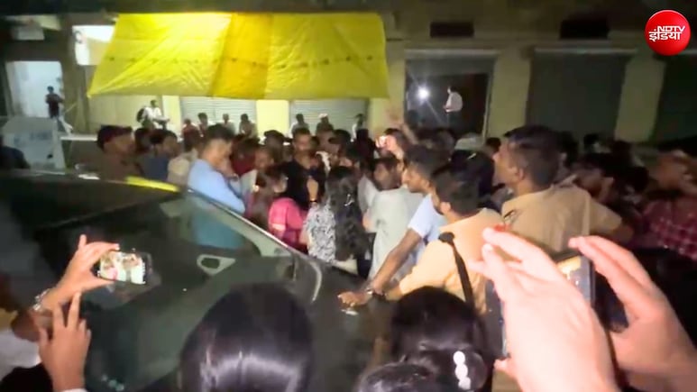 डेढ़ घंटे तक जज की गाड़ी रोक दी! महाराष्ट्र में नाराज अभ्यार्थियों का हंगामा