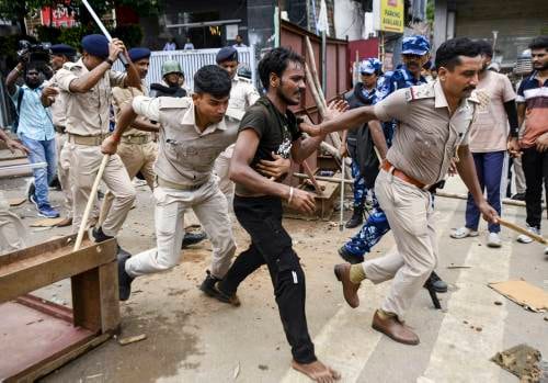 प्रोटेस्ट के दौरान छात्रों के घायल होने की भी खबरें आईं. प्रोटेस्ट के दौरान छात्रों के घायल होने की भी खबरें आईं.