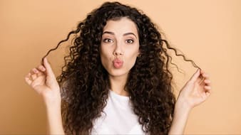 रूखे-बेजान बालों को बनाना है कर्ली और बाउंसी? अपनाएं ये 3 आसान हेयर केयर टिप्स