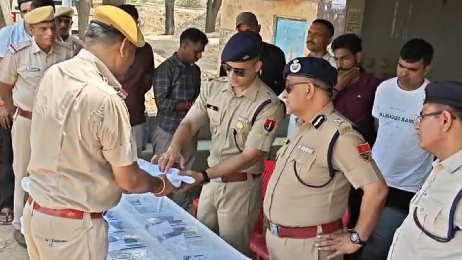 पाकिस्तानी सीमा पर पकड़े गए हथियारों और हीरोइन के जखीरे के साथ पुलिस