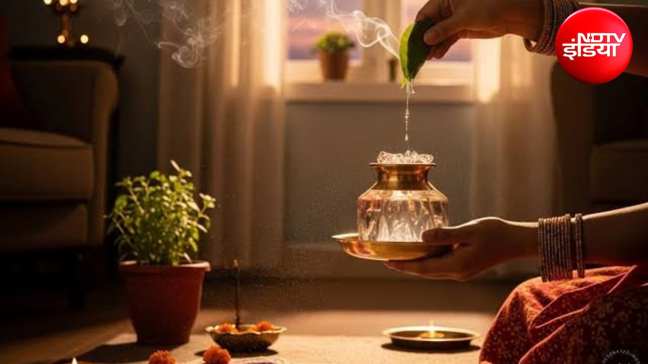 Chandra Grahan 2026: ग्रहण खत्म होने के बाद घर में क्यों छिड़कते हैं गंगाजल? पंडित से जानिए शुद्धि का धार्मिक महत्व