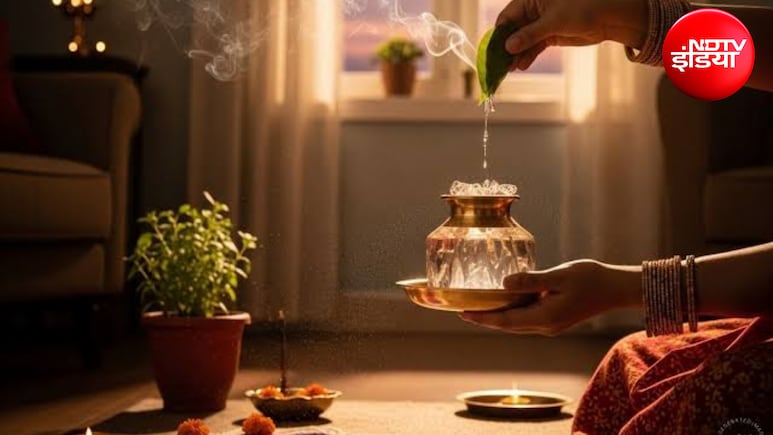 Chandra Grahan 2026: ग्रहण खत्म होने के बाद घर में क्यों छिड़कते हैं गंगाजल? पंडित से जानिए शुद्धि का धार्मिक महत्व