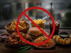 Monsoon Diet: बारिश के मौसम में कौन-सी 7 चीजें खाने से बचना चाहिए?