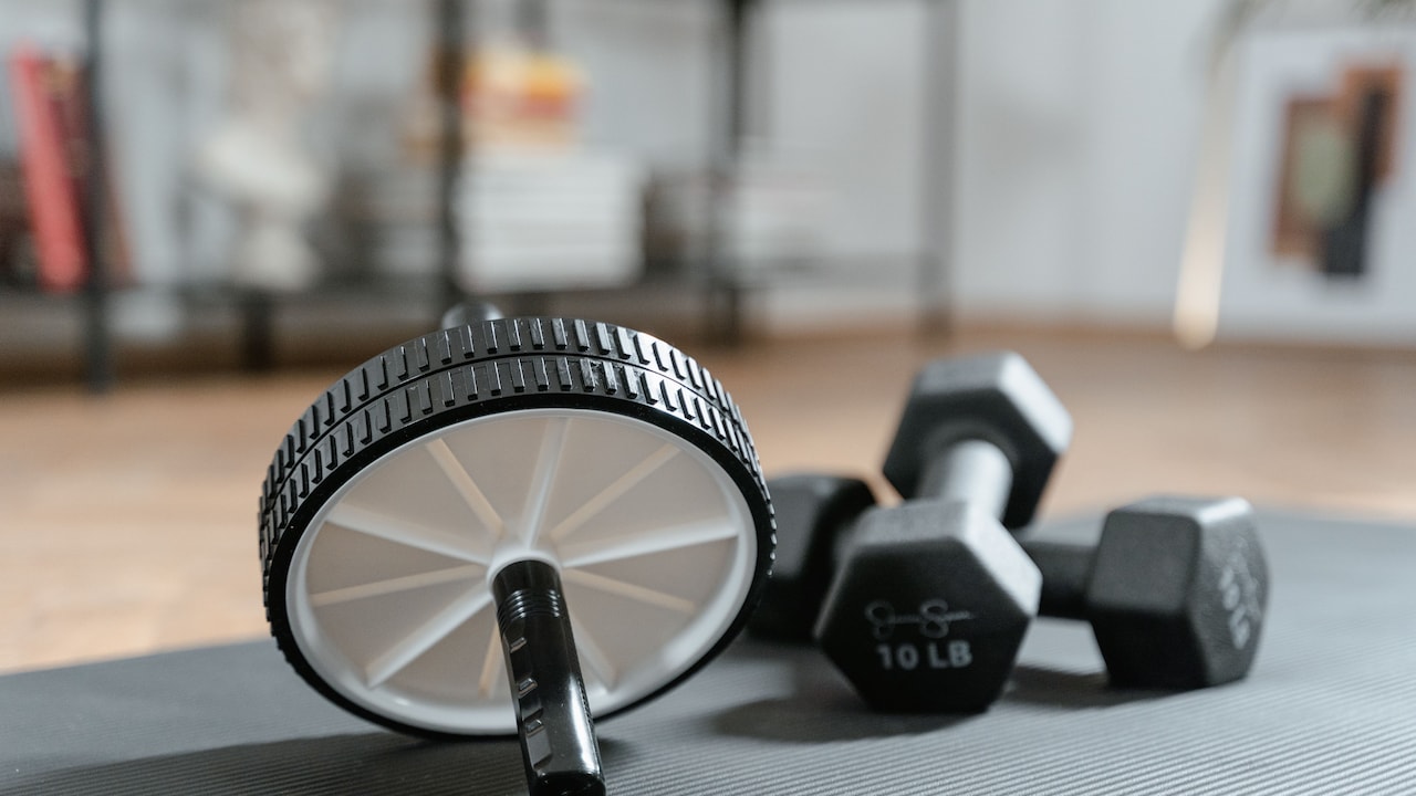 Dumbbells से लेकर Resistance Bands तक, Amazon Great Freedom Sale में सस्ते हुए ये Top Fitness Accessories