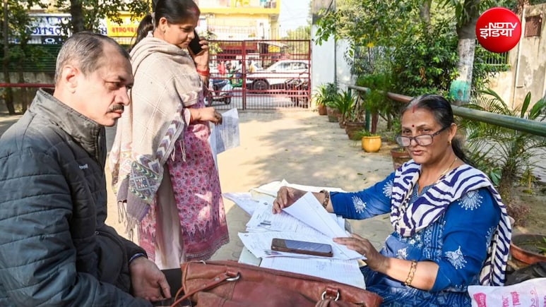 Delhi SIR: ड्राफ्ट वोटर लिस्&zwj;ट से 47 लाख लोगों के नाम कटे... जुड़वाएं कैसे? फॉर्म-6 के साथ ये डॉक्&zwj;यूमेंट्स तैयार रखें
