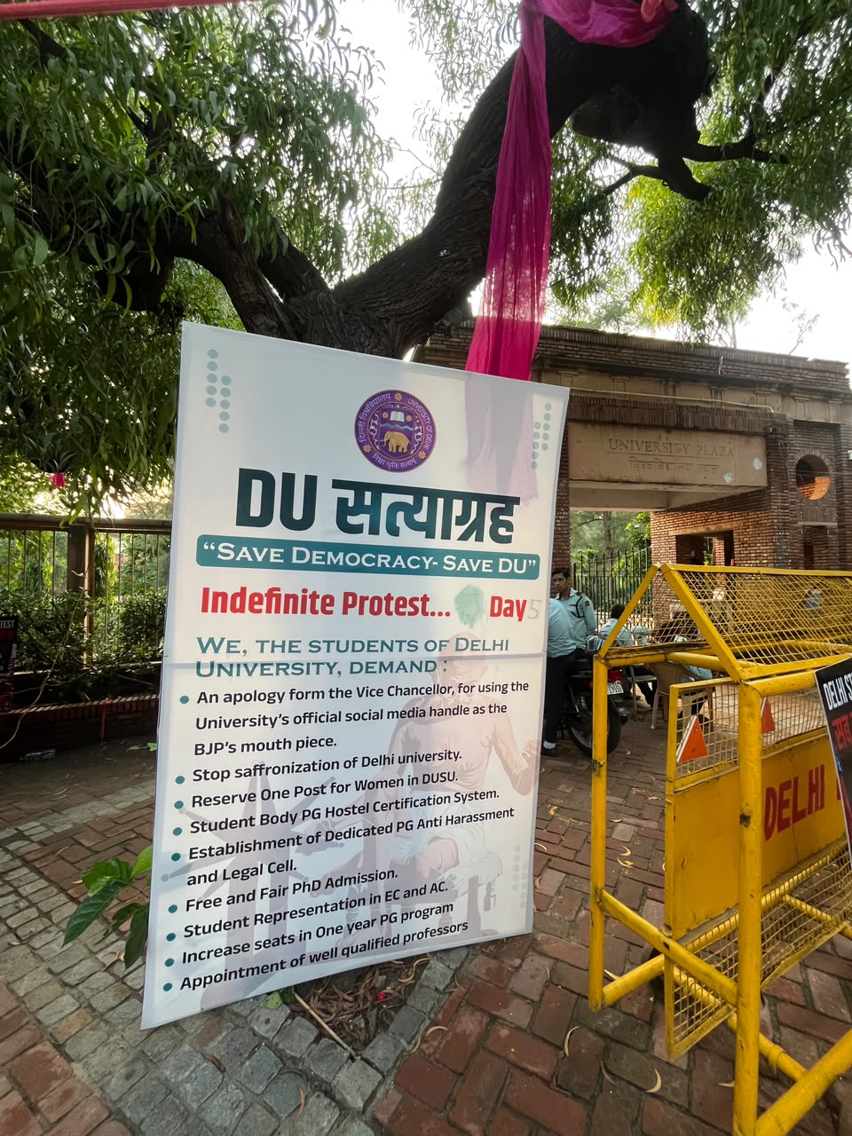प्रोटेस्ट कर रहे छात्रों की कई मांगें हैं. प्रोटेस्ट कर रहे छात्रों की कई मांगें हैं.